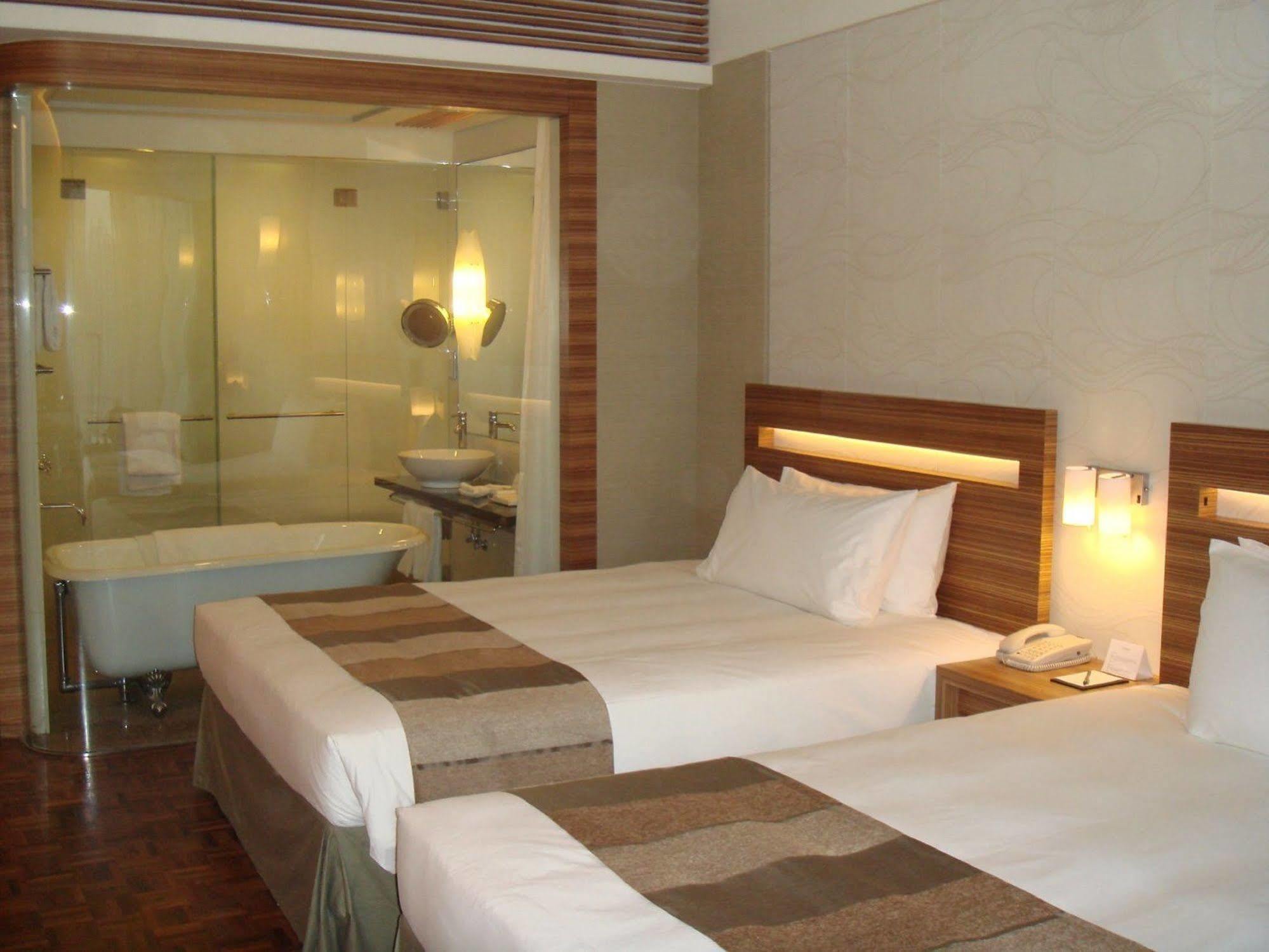 Nina Hotel Tsuen Wan West Hong Kong Luaran gambar A room at the hotel