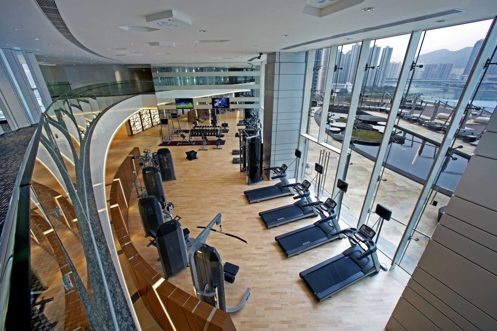 Nina Hotel Tsuen Wan West Hong Kong Luaran gambar The gym at the Ritz-Carlton, Hong Kong