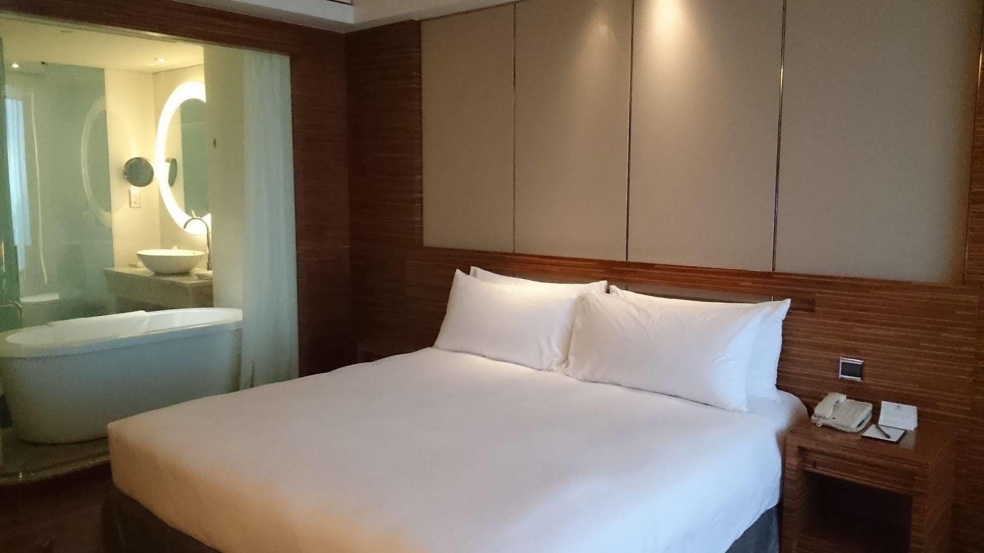 Nina Hotel Tsuen Wan West Hong Kong Luaran gambar A room at the hotel